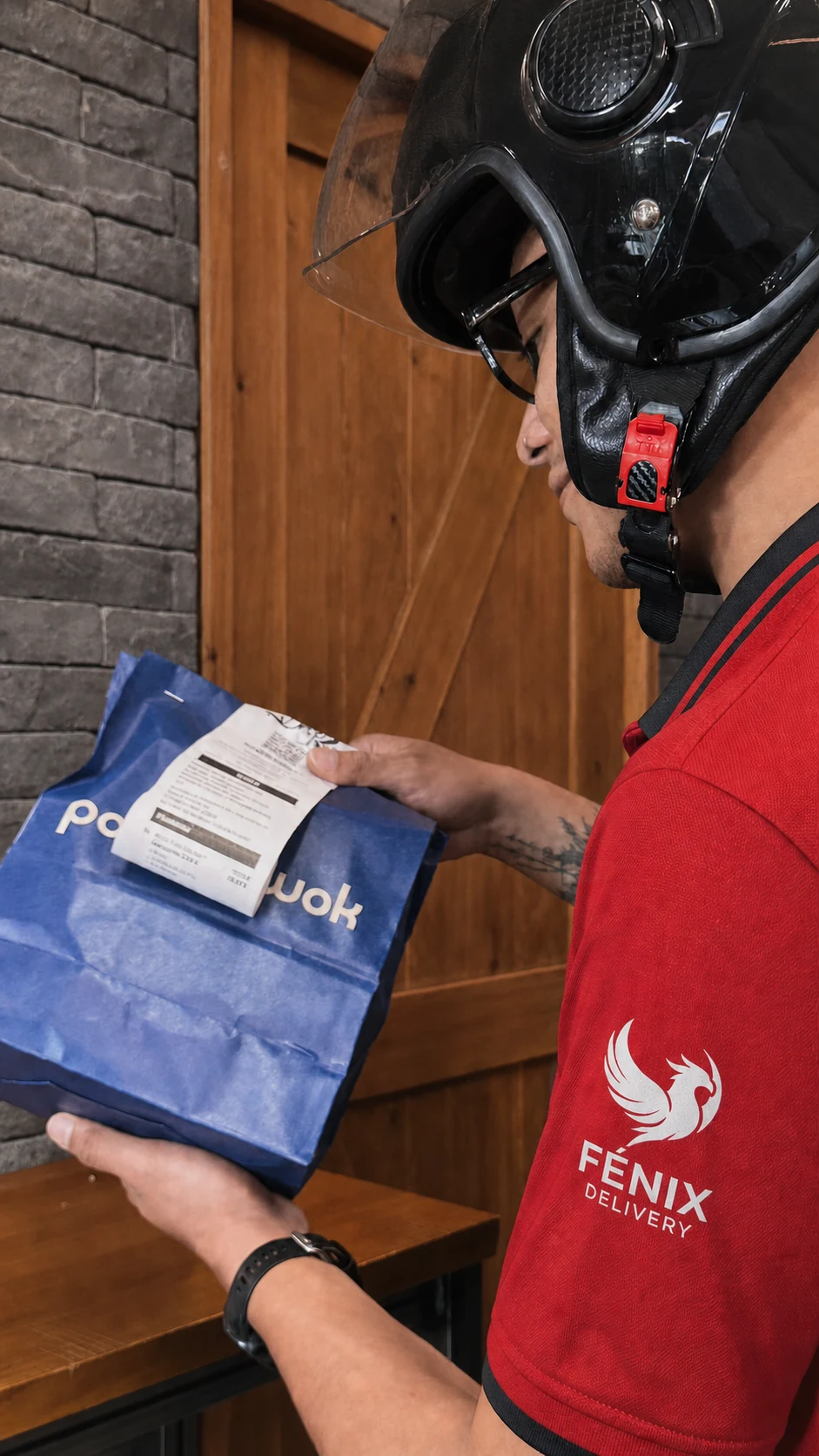 Rider Fénix recogiendo un pedido protegido de Padthaiwok