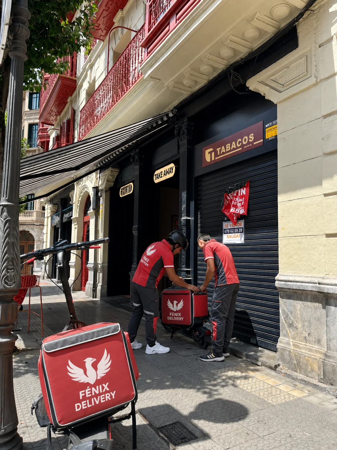 Dos riders de Fénix coordinando una recogida en Bilbao