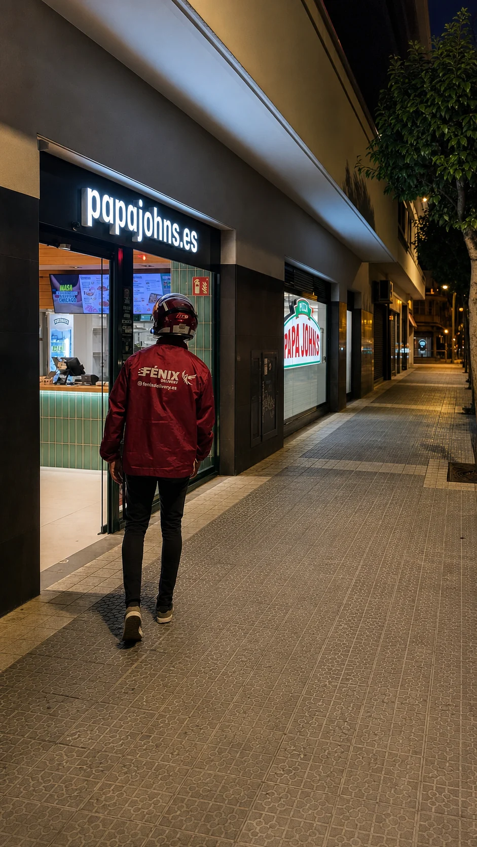 Rider de Fénix llegando a Papa Johns para recoger un pedido